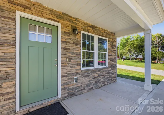 Photo 3 of Single family home for sale at 2509 Snow Crk Rd Ne, Hickory, NC 28601 | MLS# 4435854 | Listing updated on 2026-10-27