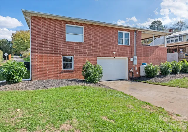 Photo 4 of Single family home for sale at 157 Mcclure St, Canton, NC 28716 | MLS# 4435887 | Listing updated on 2026-10-29