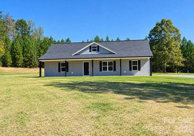 Photo 3 of Single family home for sale at 3052 Henry Knob Rd, Clover, SC 29710 | MLS# 4435893 | Listing updated on 2026-10-24