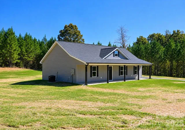 Photo 4 of Single family home for sale at 3052 Henry Knob Rd, Clover, SC 29710 | MLS# 4435893 | Listing updated on 2026-10-24