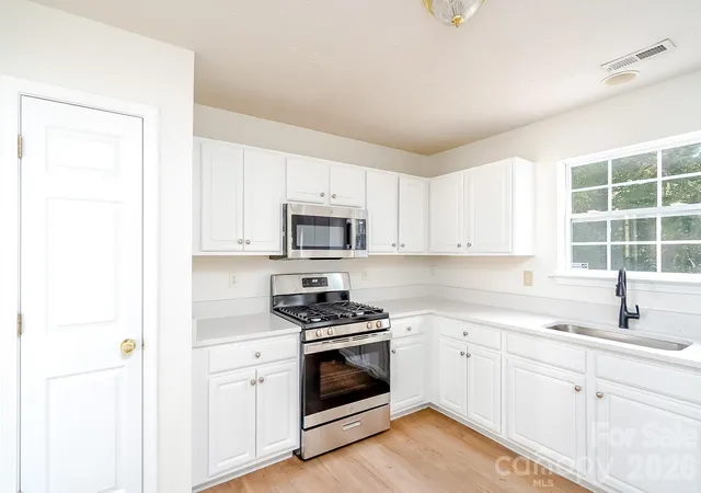 Photo 2 of Single family home for sale at 5124 Eagle Crk Dr, Charlotte, NC 28269 | MLS# 4435931 | Listing updated on 2026-10-25