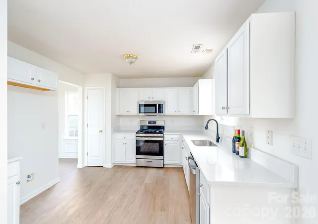 Photo 4 of Single family home for sale at 5124 Eagle Crk Dr, Charlotte, NC 28269 | MLS# 4435931 | Listing updated on 2026-10-25
