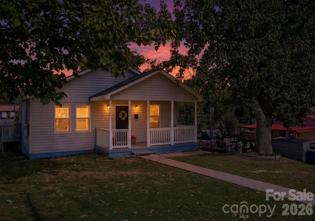 Photo 1 of Single family home for sale at 2996 1st Avenue NW, Hickory, NC 28601 | MLS# 4435995 | Listing updated on 2026-10-24