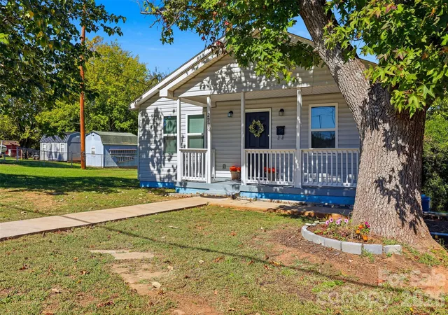 Photo 2 of Single family home for sale at 2996 1st Avenue NW, Hickory, NC 28601 | MLS# 4435995 | Listing updated on 2026-10-24
