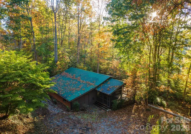 Photo 3 of Single family home for sale at 418 Sunshine Cvs Rd, Waynesville, NC 28785 | MLS# 4436002 | Listing updated on 2026-10-22