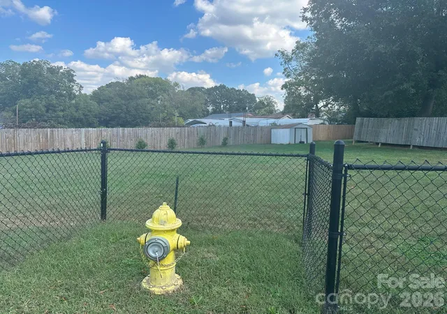 Photo 1 of Land for sale at 821 Hoskins Rd, Charlotte, NC 28208 | MLS# 4436101 | Listing updated on 2026-10-24