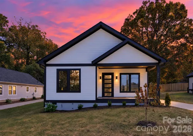 Photo 1 of Single family home for sale at 305 Chadwick Ave, Hendersonville, NC 28792 | MLS# 4436110 | Listing updated on 2026-10-26