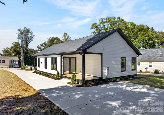 Photo 2 of Single family home for sale at 305 Chadwick Ave, Hendersonville, NC 28792 | MLS# 4436110 | Listing updated on 2026-10-26
