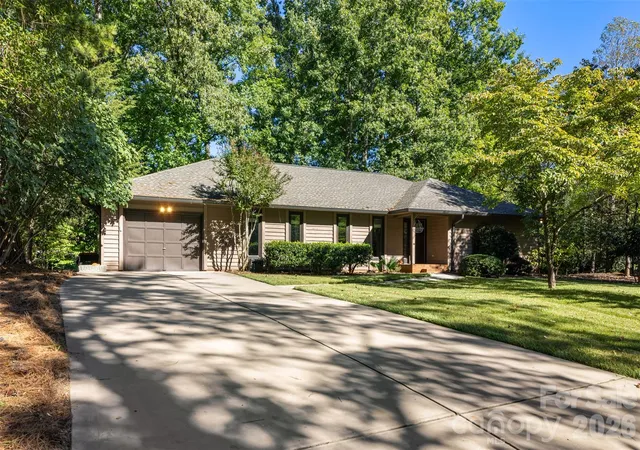 Photo 1 of Single family home for sale at 6 Catawba Ridge Ct, Clover, SC 29710 | MLS# 4436158 | Listing updated on 2026-10-28