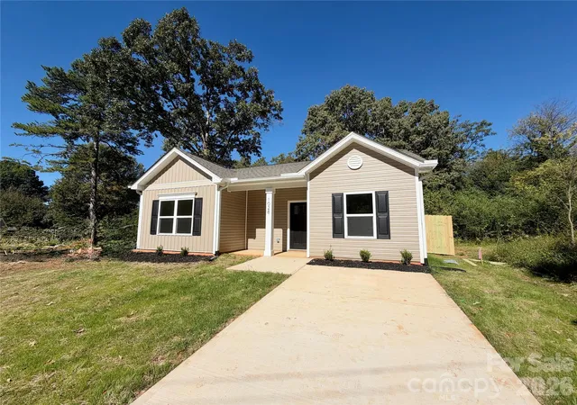 Photo 2 of Single family home for sale at 1028 Saratoga Dr, Charlotte, NC 28208 | MLS# 4436160 | Listing updated on 2026-10-23