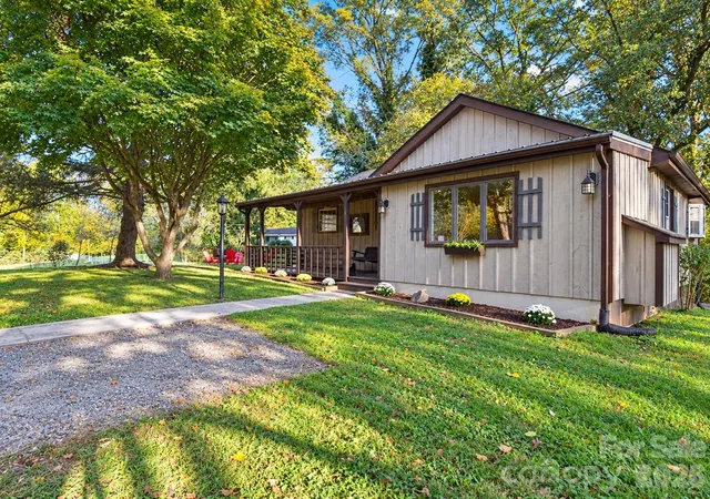 Photo 2 of Single family home for sale at 62 Hughey Dr, Mills River, NC 28759 | MLS# 4436207 | Listing updated on 2026-10-21
