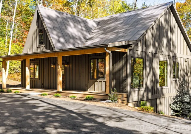 Photo 1 of Single family home for sale at 384 Green Holw Ln, Brevard, NC 28712 | MLS# 4436309 | Listing updated on 2026-10-26
