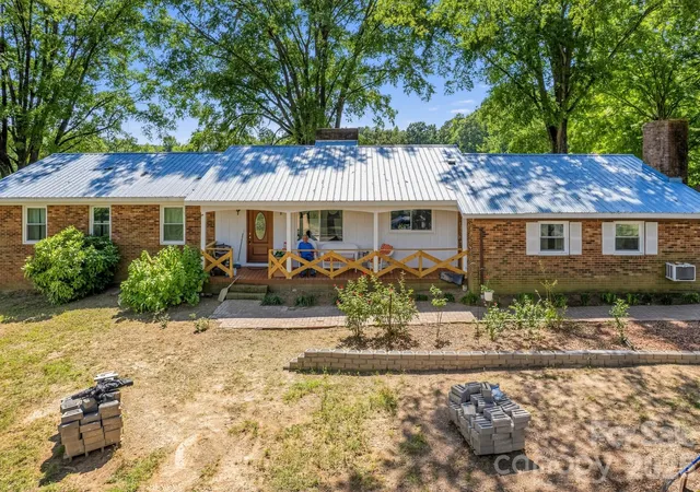Photo 1 of Single family home for sale at 2661 Nc 24/27 Hwy W, Mount Gilead, NC 27306 | MLS# 4436352 | Listing updated on 2026-10-26