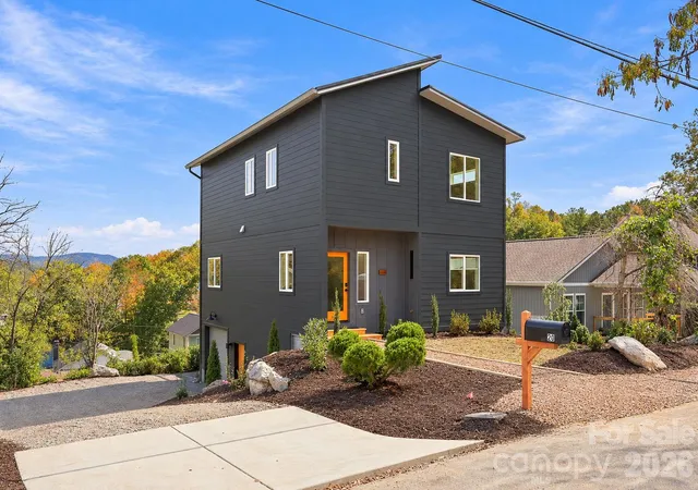 Photo 3 of Single family home for sale at 20 Laurel Loop, Asheville, NC 28806 | MLS# 4436366 | Listing updated on 2026-10-26
