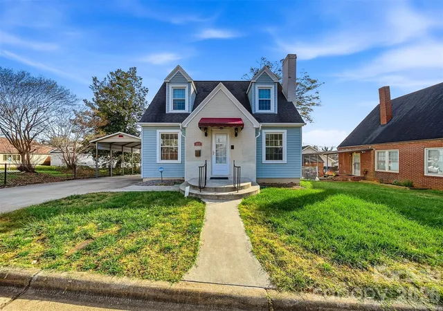 Single family home for sale at 323 4th Street Pl SW, Hickory, NC 28602 | MLS# 4436373