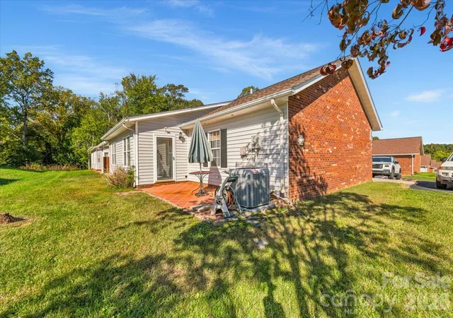 Photo 4 of Townhouse for sale at 121 24th Street NW, Hickory, NC 28601 | MLS# 4436384 | Listing updated on 2026-10-26