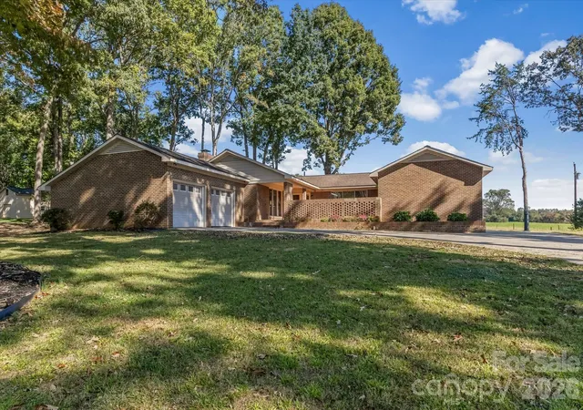 Photo 1 of Single family home for sale at 2129 Mid Oak Ln, Lincolnton, NC 28092 | MLS# 4436403 | Listing updated on 2026-10-29