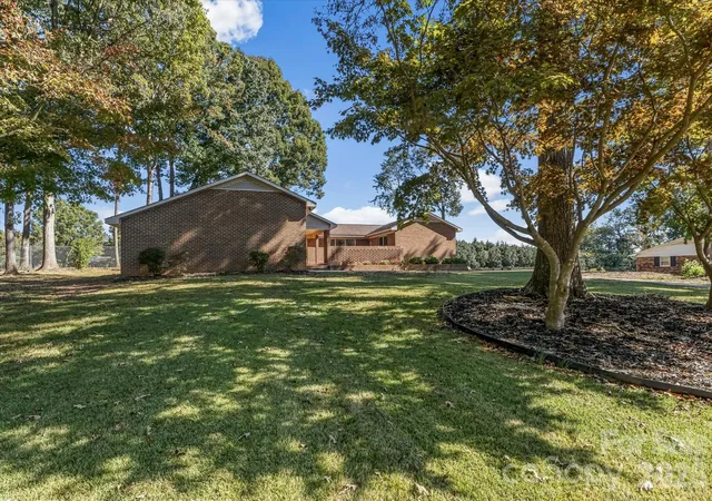 Photo 1 of Single family home for sale at 2129 Mid Oak Ln, Lincolnton, NC 28092 | MLS# 4436403 | Listing updated on 2026-10-29
