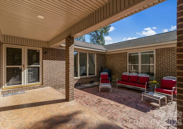 Photo 3 of Single family home for sale at 2129 Mid Oak Ln, Lincolnton, NC 28092 | MLS# 4436403 | Listing updated on 2026-10-29