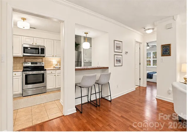 Listing Photo 3 - Condo for sale in building located at 1051 Churchill Downs Ct, Charlotte, NC 28211 - Unit #B