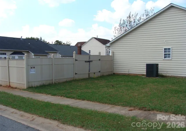 Photo 1 of Single family home for sale at 1726 Pamela Lorraine Dr, Charlotte, NC 28213 | MLS# 4436512 | Listing updated on 2026-10-30