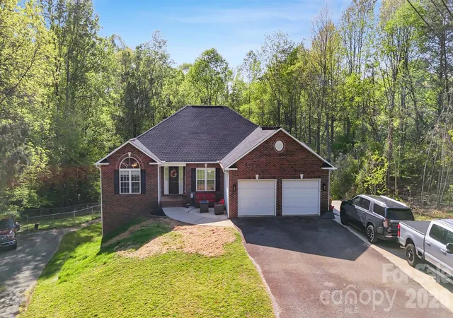 Photo 1 of Single family home for sale at 3232 47th Avenue Pl, Hickory, NC 28601 | MLS# 4436548 | Listing updated on 2026-10-24