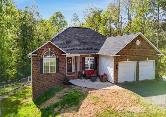 Photo 1 of Single family home for sale at 3232 47th Avenue Pl, Hickory, NC 28601 | MLS# 4436548 | Listing updated on 2026-10-24