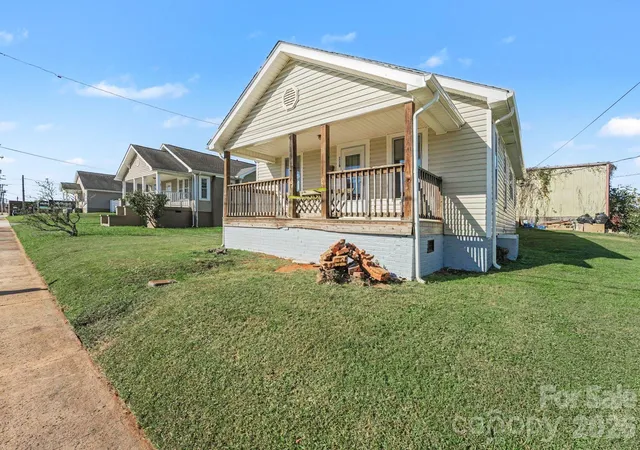 Photo 1 of Single family home for sale at 216 N Brady Ave, Newton, NC 28658 | MLS# 4436603 | Listing updated on 2026-10-22
