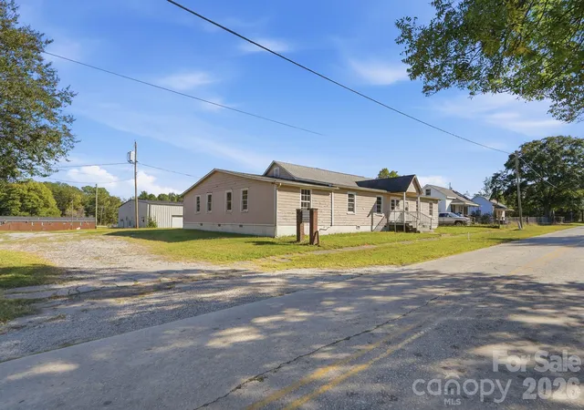 Photo 1 of Single family home for sale at 706 Old N Main St, Clover, SC 29710 | MLS# 4436606 | Listing updated on 2026-10-23