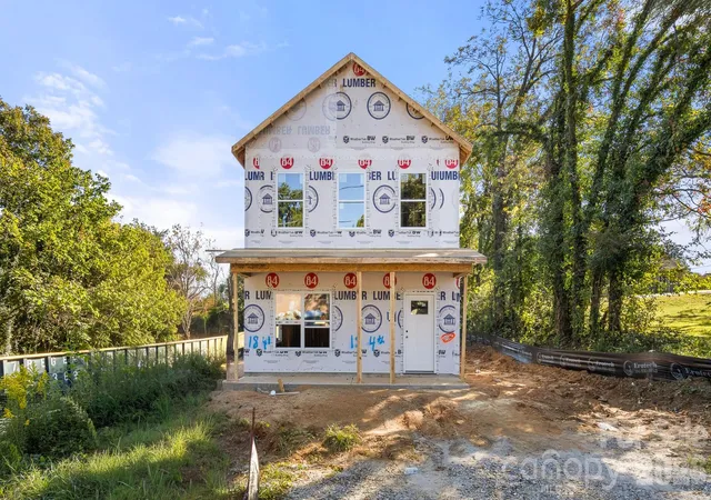 Photo 1 of Single family home for sale at 18 4th Avenue, Hickory, NC 28602 | MLS# 4436695 | Listing updated on 2026-10-26