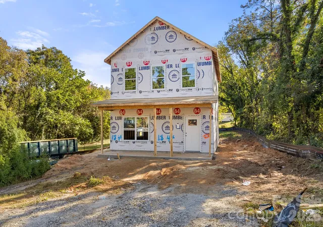 Photo 2 of Single family home for sale at 18 4th Avenue, Hickory, NC 28602 | MLS# 4436695 | Listing updated on 2026-10-26