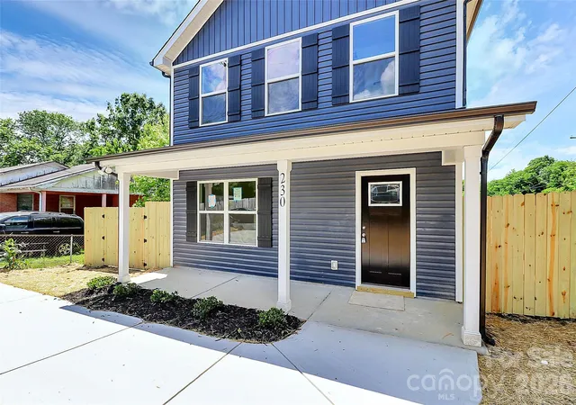 Photo 3 of Single family home for sale at 18 4th Avenue, Hickory, NC 28602 | MLS# 4436695 | Listing updated on 2026-10-26