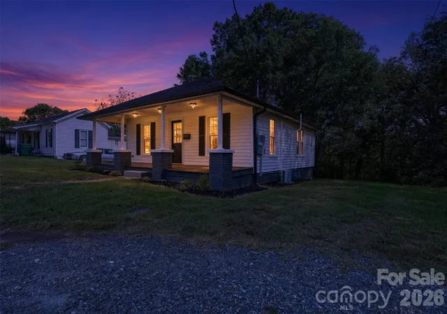 Photo 2 of Single family home for sale at 333 Derby Ave, Newton, NC 28658 | MLS# 4436819 | Listing updated on 2026-10-24