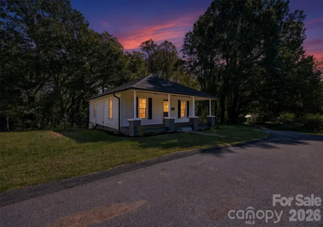 Photo 3 of Single family home for sale at 333 Derby Ave, Newton, NC 28658 | MLS# 4436819 | Listing updated on 2026-10-24