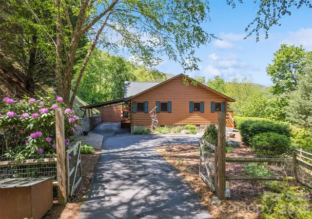 Photo 3 of Single family home for sale at 970 Campbell Mountain Dr, Waynesville, NC 28785 | MLS# 4436852 | Listing updated on 2026-10-26