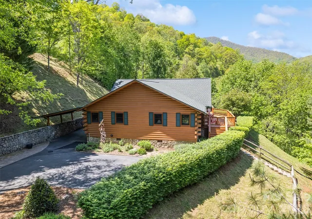 Photo 4 of Single family home for sale at 970 Campbell Mountain Dr, Waynesville, NC 28785 | MLS# 4436852 | Listing updated on 2026-10-26