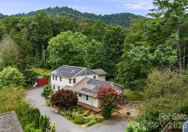 Photo 2 of Single family home for sale at 414 Old Haw Crk Rd, Asheville, NC 28805 | MLS# 4436855 | Listing updated on 2026-10-29