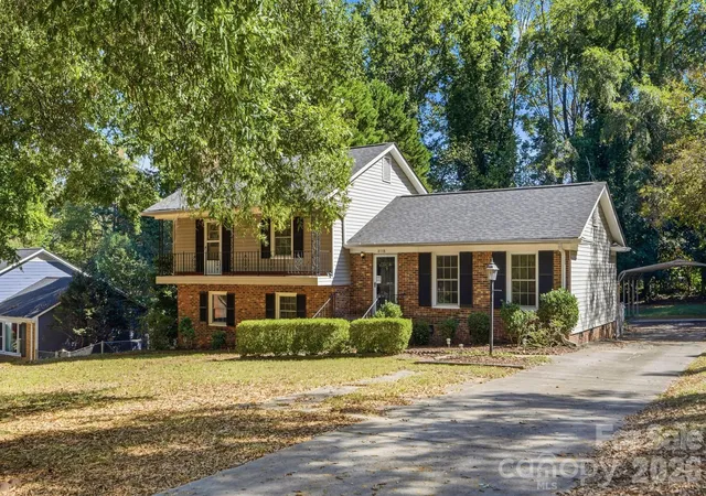 Photo 2 of Single family home for sale at 8118 Cliffside Dr, Charlotte, NC 28270 | MLS# 4436889 | Listing updated on 2026-10-28