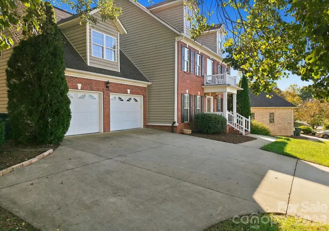 Photo 2 of Single family home for sale at 5045 Old River Dr, Hickory, NC 28602 | MLS# 4436894 | Listing updated on 2026-10-23