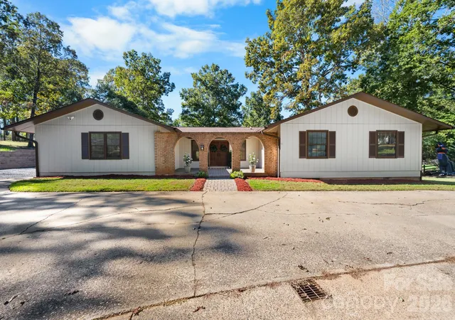 Photo 2 of Sale Pending at 4024 Wandering Ln, Hickory, NC 28601 | MLS# 4436910 | Listing updated on 2026-10-27