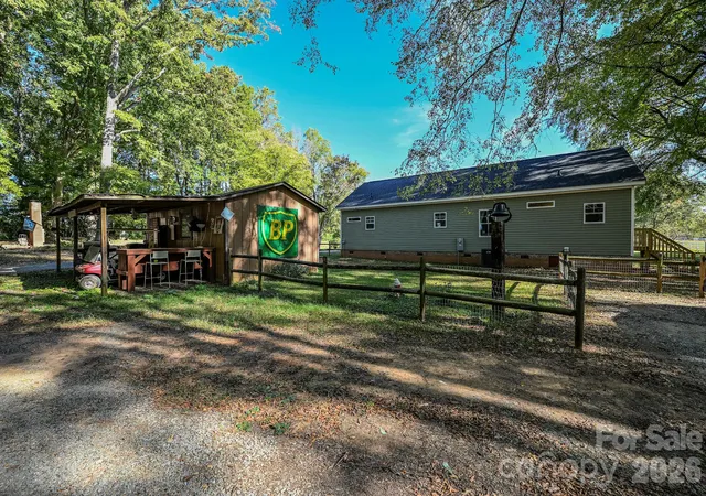 Photo 4 of Single family home for sale at 2540 Oakspring Rd, Matthews, NC 28104 | MLS# 4436928 | Listing updated on 2026-10-29