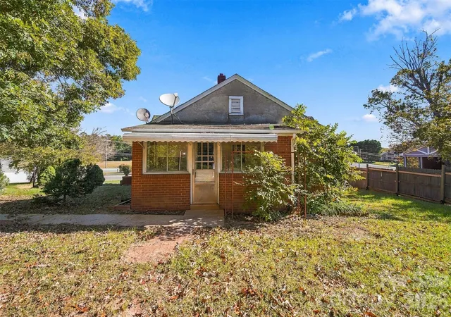 Photo 3 of Single family home for sale at 204 Eldred St, Valdese, NC 28690 | MLS# 4437060 | Listing updated on 2026-10-27