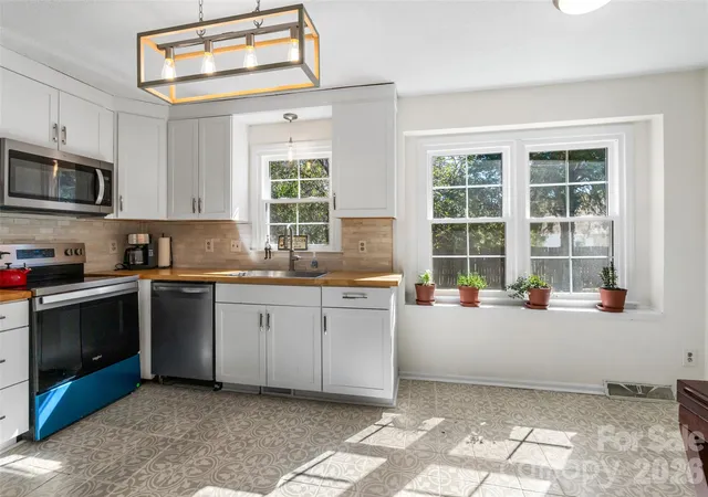 Photo 4 of Single family home for sale at 1655 Brook Dr, Fort Mill, SC 29708 | MLS# 4437070 | Listing updated on 2026-10-26