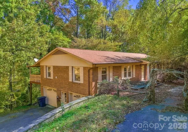 Single family home for sale at 252 Foxhunt Ln, Hendersonville, NC 28791 | MLS# 4437071