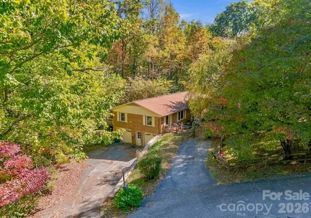 Photo 1 of Single family home for sale at 252 Foxhunt Ln, Hendersonville, NC 28791 | MLS# 4437071 | Listing updated on 2026-10-24