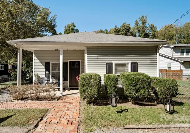 Photo 1 of Single family home for sale at 505 Birch St, Lowell, NC 28098 | MLS# 4437100 | Listing updated on 2026-10-28