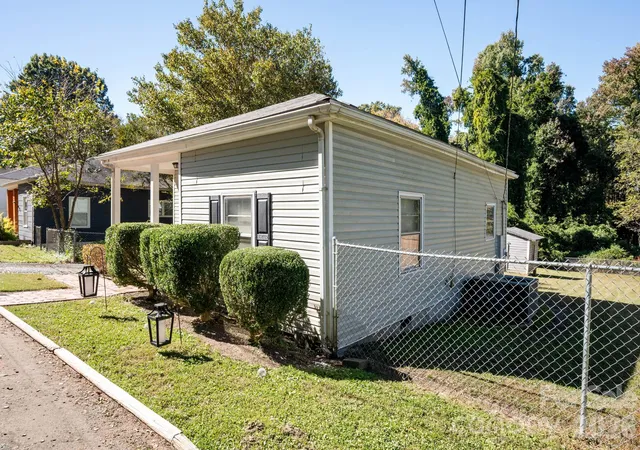 Photo 1 of Single family home for sale at 505 Birch St, Lowell, NC 28098 | MLS# 4437100 | Listing updated on 2026-10-28