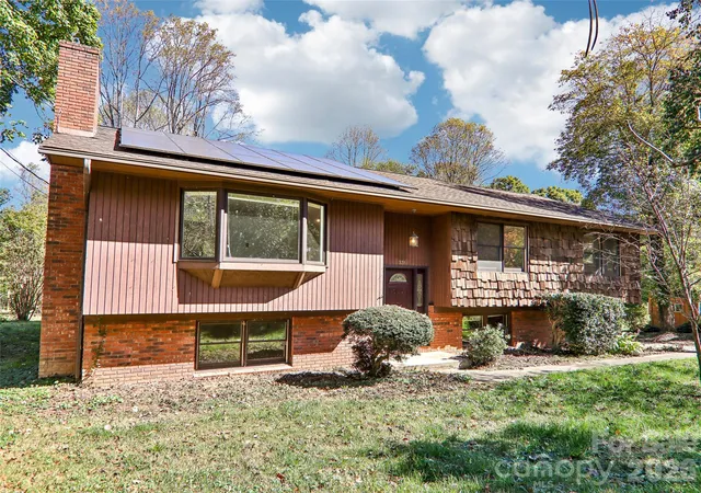 Photo 1 of Single family home for sale at 331 Woody Ln, Asheville, NC 28804 | MLS# 4437174 | Listing updated on 2026-10-30