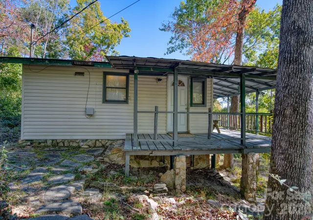 Photo 2 of Single family home for sale at 51 Oak Ridge Rd, Hendersonville, NC 28792 | MLS# 4437195 | Listing updated on 2026-10-29