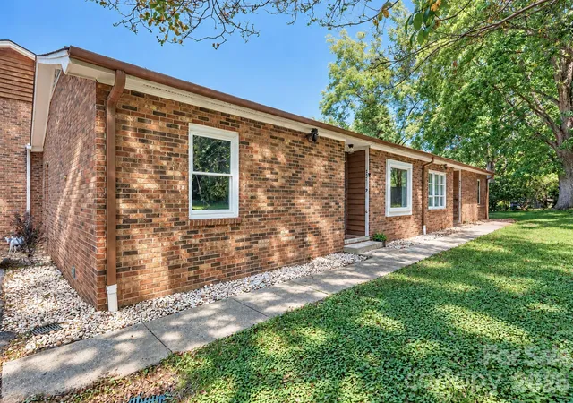 Photo 2 of Townhouse for sale at 731 10th Avenue NE, Hickory, NC 28601 | MLS# 4437220 | Listing updated on 2026-10-26
